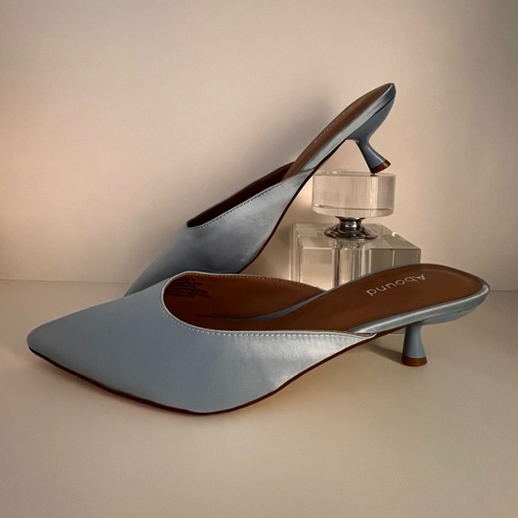 Great summer shoe with Kitty heal. Light blue satin like fabric. - Picture 1 of 6